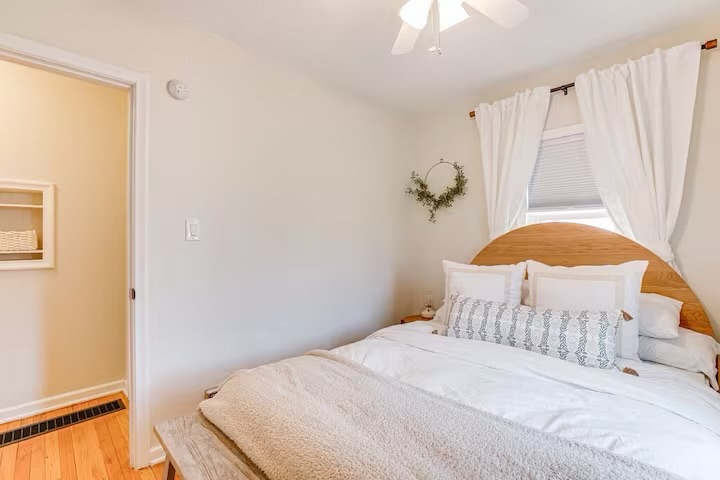 Second guest bedroom at The Lucky Charm near Notre Dame